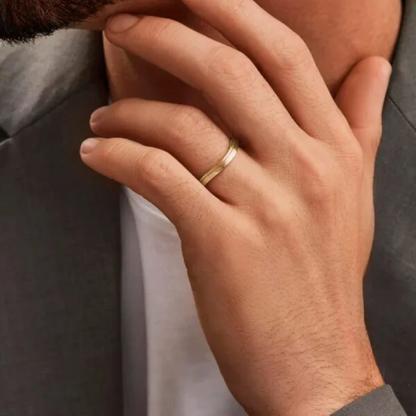 Par de Aliança em Ouro Amarelo 18k e Diamantes - Imagem 2