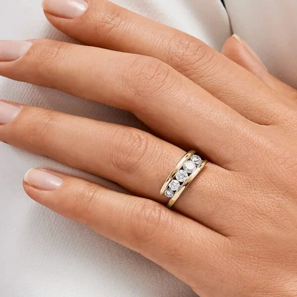 Par de Aliança em Ouro Amarelo 18k e Diamantes - Imagem 3